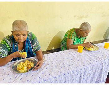Elders home in Sri Lanka, Panadura Elders caring home, Sujatha Elders Home, alms_giving